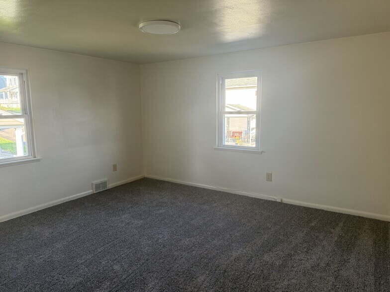 Bedrrom - 1409 Elm St