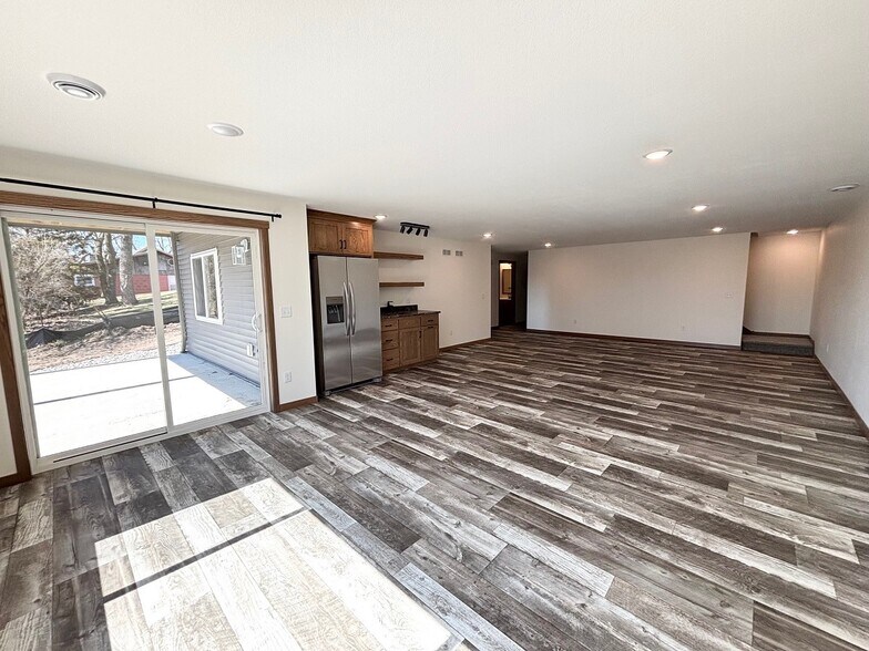 Building Photo - 575 Main St W