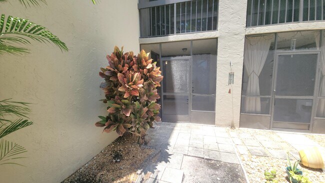 Building Photo - 820 Lavers Cir