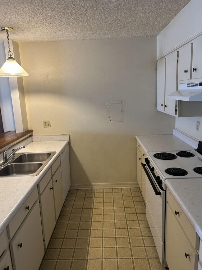 Building Photo - 2 Bedroom 1 Bath Condo with Sun Room!
