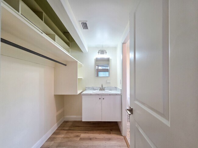 Building Photo - Beautifully Renovated 3/2 in Madison Park