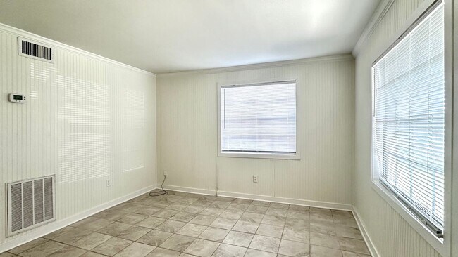 Building Photo - 1/2 Block  to the Beach & Main Beach Park!