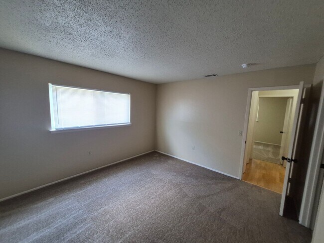 Building Photo - 120 Friendswood Path