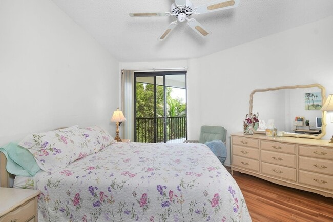 Building Photo - 221 NE Plantation Rd