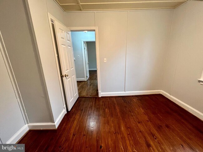 Building Photo - 3712 Lawrence Ave