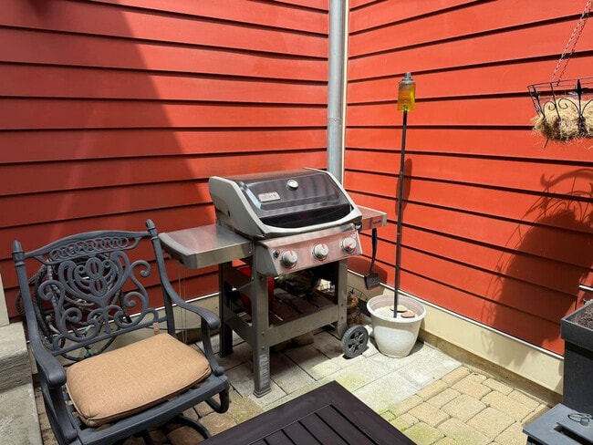 Building Photo - 1408 Pleasant St