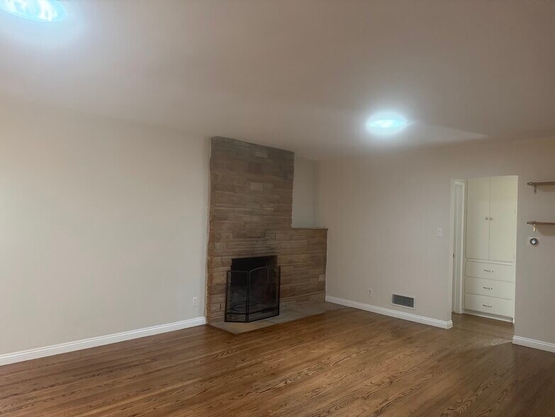 Building Photo - 8552 Woodley Ave