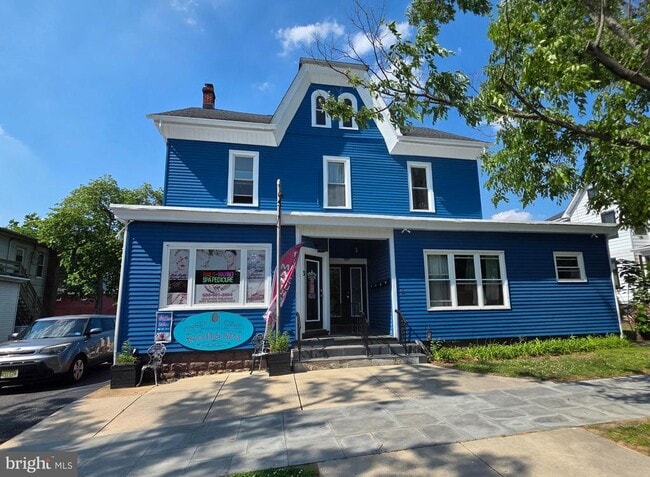 Building Photo - 3 E Mantua Ave