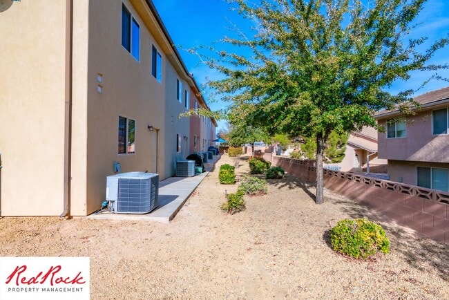Building Photo - End Unit, DOG-FRIENDLY 3 Bedroom Townhome ...