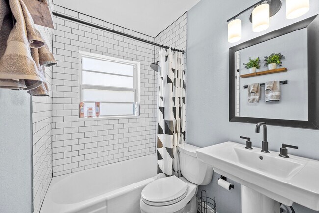 Building Photo - 3201 Poinsettia Ave