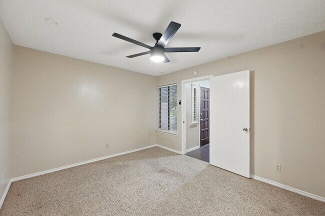Building Photo - Beautiful 3 Bedroom Condo Overlooking The Canal!
