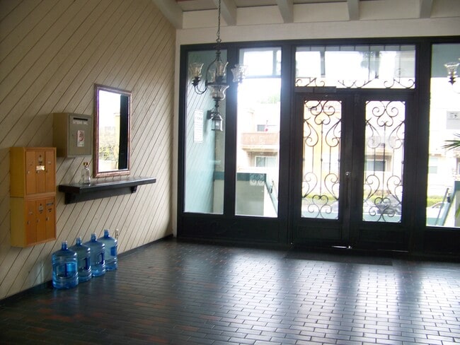 Building Photo - 550 W Regent St