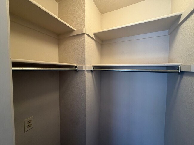 Building Photo - DARLING TOWNHOME FOR RENT!