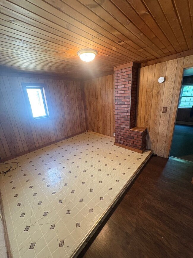 Building Photo - 2 Bedroom 2 bath home with outdoor space - MOVE IN SPECIAL 50% off first month's rent