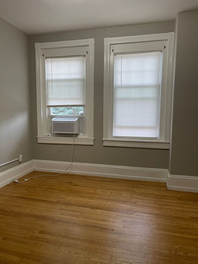 Building Photo - Large 2Nd. Floor 1 bedroom Apt.