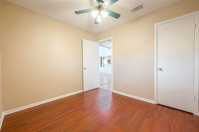 Building Photo - 3231 E Heatherock Cir
