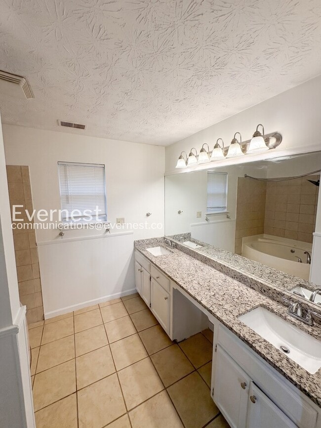 Building Photo - Spacious  Home with Deck, Patio, and Garage! / 3 Bed, 2 Bath / Available now!