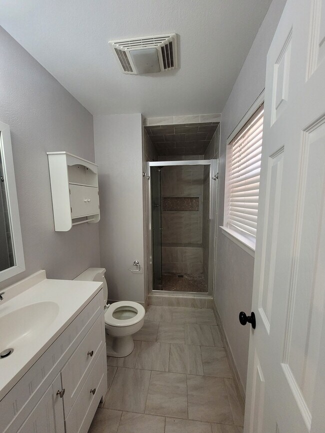 Building Photo - Move in ready 3 bed 2 bath home with 2 car...