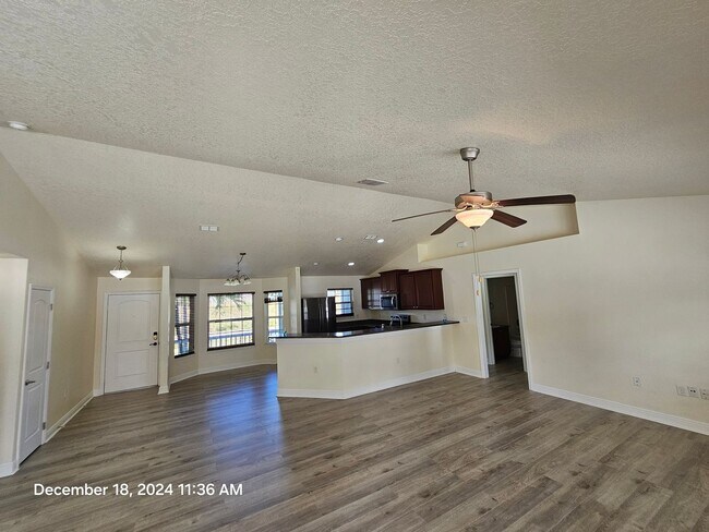 Building Photo - ** Beautiful 3/2 home featuring modern upgrades and a prime location!**