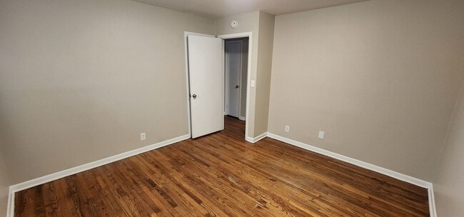 Building Photo - APARTMENT 2BR / 1BA