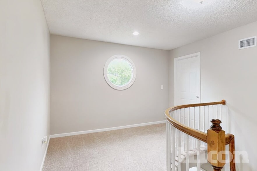 Building Photo - 9719 N Kenwood Ct