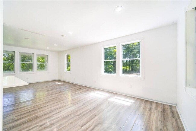Building Photo - 629 S Rd