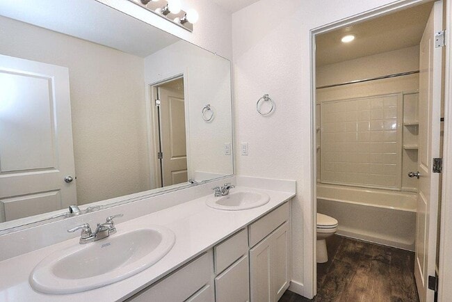 Building Photo - Beautiful Lincoln Home Available in May!