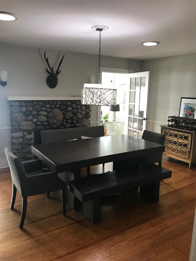 Building Photo - 581 E Shore Dr