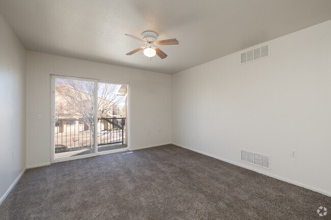 3BR, 2BA - 1,148SF - Living Room - Stonegate Village Apartments