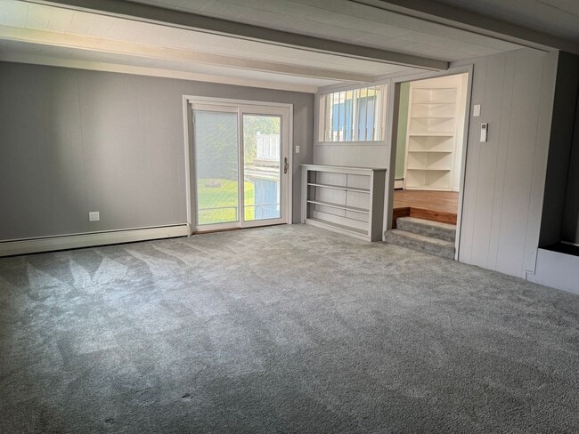 Building Photo - 3 bedrooms, 2 bathrooms, fenced in yard, e...