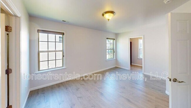Building Photo - 33 Mallard Run Dr