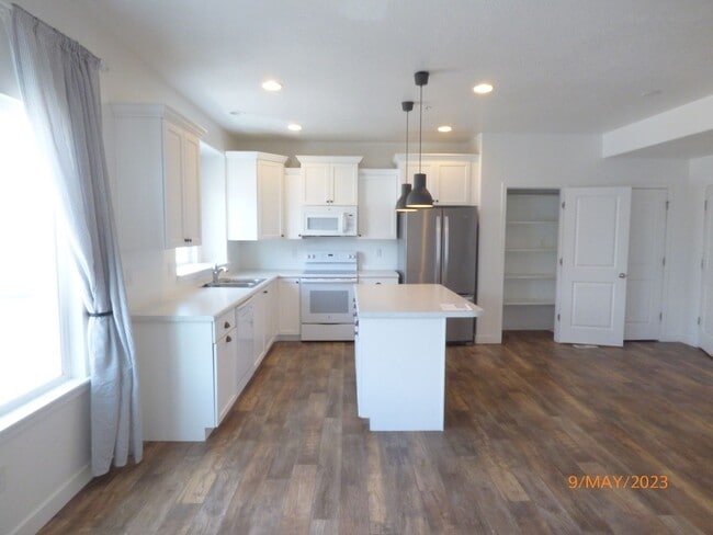 Building Photo - Upgraded 3 Bed 2.5 Bath Townhome in Herriman