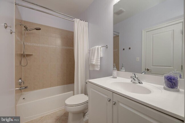 Building Photo - 712 Bracey Ln