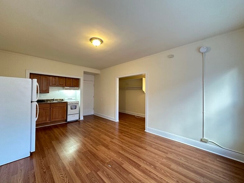 Building Photo - 3335 W Diversey Ave