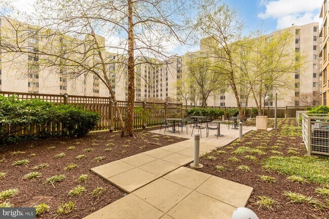 Building Photo - 440 L St NW