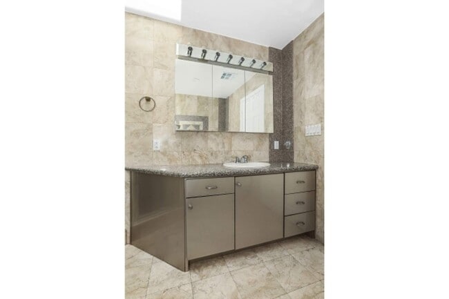 Building Photo - 4356 Kingswell Ave