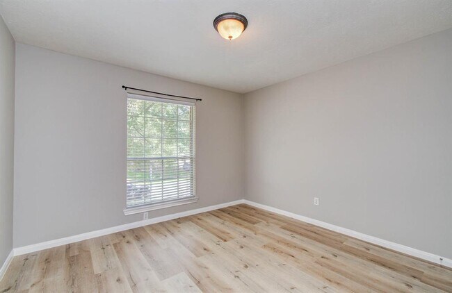 Building Photo - 911 E Hampton Dr