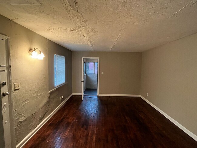 Building Photo - **ON HOLD**2 Bedroom / 1 Bathroom Total El...