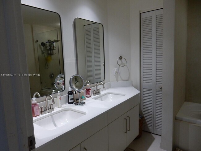 Building Photo - 801 Brickell Key Blvd