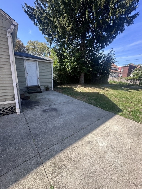 Building Photo - 3414 Daisy Ave