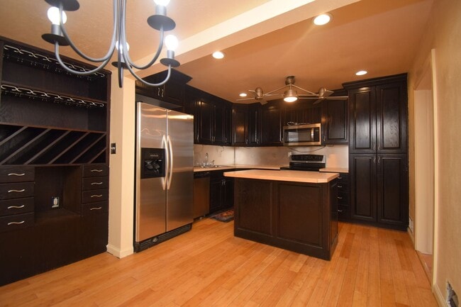 Building Photo - Bright Midvale 3 Bed – Near Fashion Place & Fort Union!!!