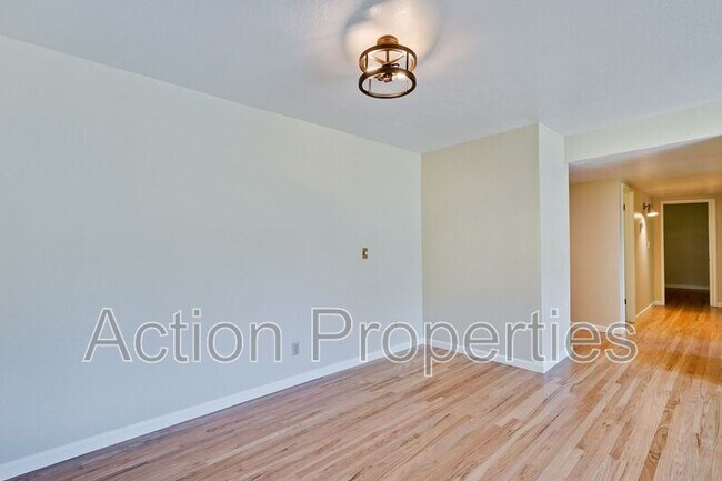 Building Photo - 834 Orange Ave