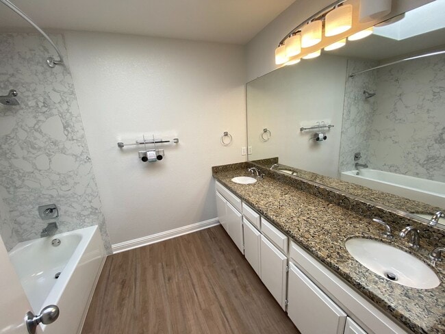 Building Photo - 2 Bed 2.5 Bath Townhouse W/ 2 Car Attached...