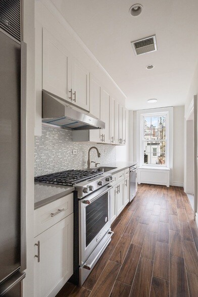 Building Photo - 127 E 69th St
