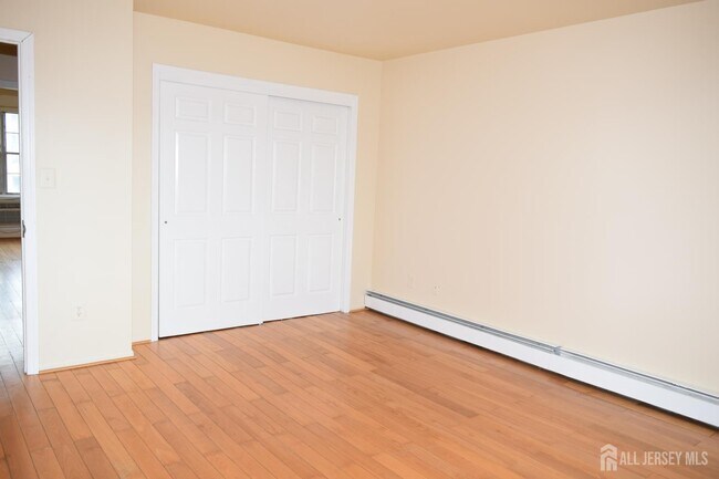 Building Photo - 31 Larch St