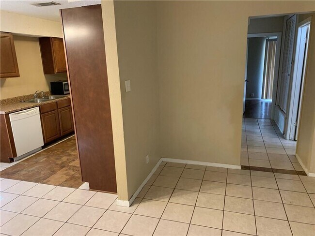 Building Photo - 7208 Creekside Dr