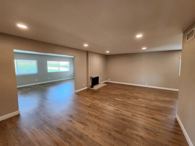 Building Photo - 16598 Bernardo Oaks Dr