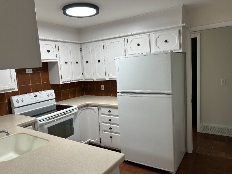 Building Photo - 2620 Lloyd Cir