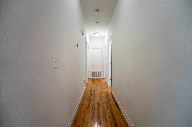 Building Photo - 4604 SW Swinton Dr