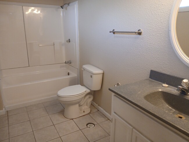 Building Photo - 711 S Poplar St